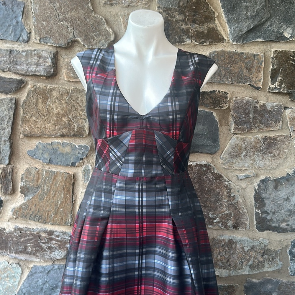 NWOT Brooks Brothers Tartan Jacquard Red and Black Pleated Dress Size 8 - Picture 4 of 9
